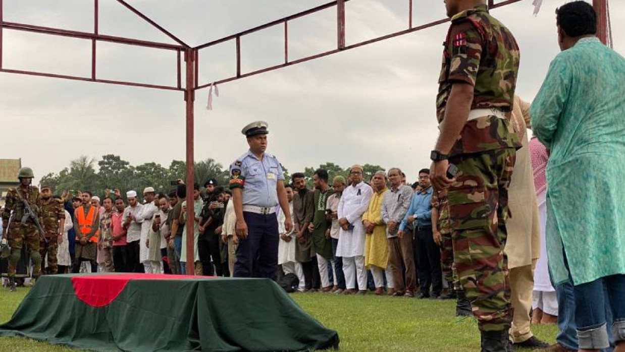বিকেল সাড়ে ৪টায় রাজশাহী জেলা স্টেডিয়ামে তৌকির ইসলামের দ্বিতীয় জানাজা অনুষ্ঠিত হয়