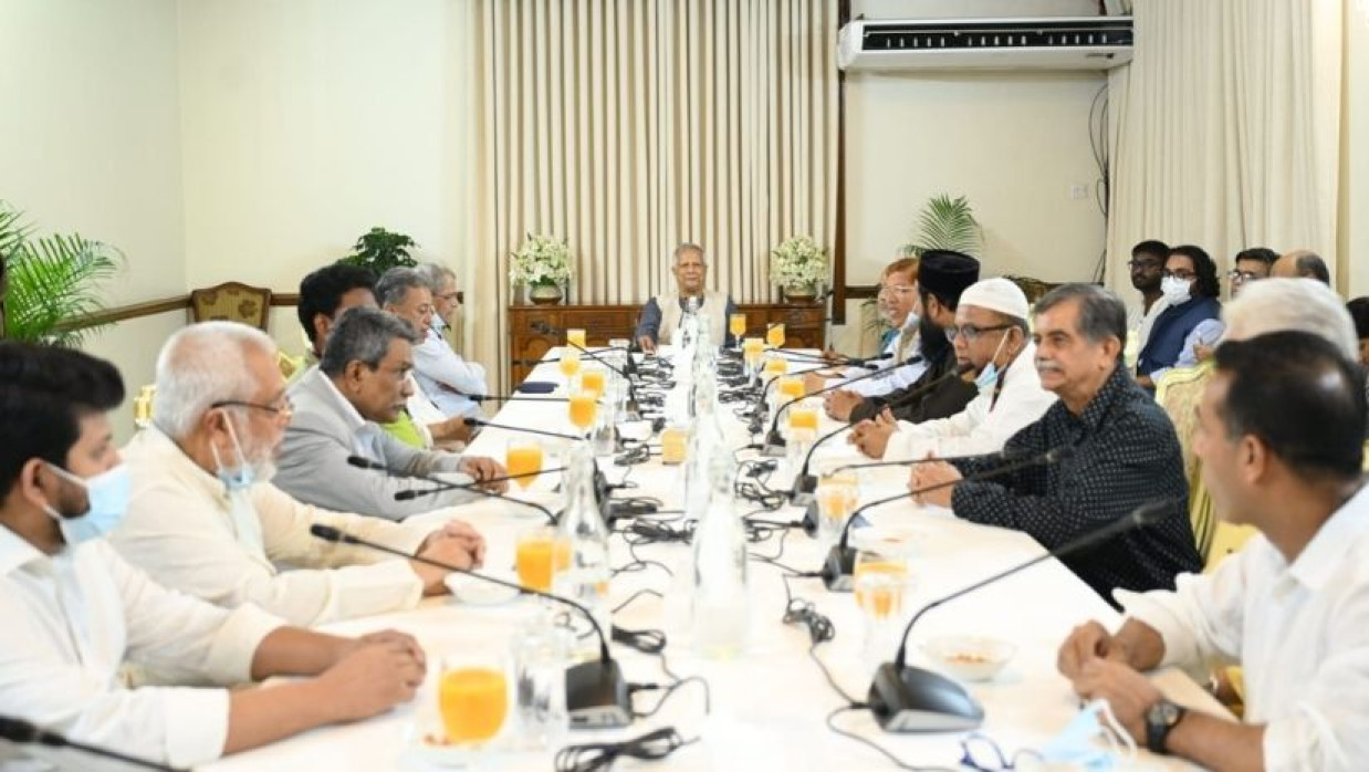 চারটি রাজনৈতিক দলের নেতাদের সঙ্গে বৈঠকে প্রধান উপদেষ্টা অধ্যাপক মুহাম্মদ ইউনূস। আজ মঙ্গলবার রাতে রাষ্ট্রীয় অতিথি ভবন যমুনায় 