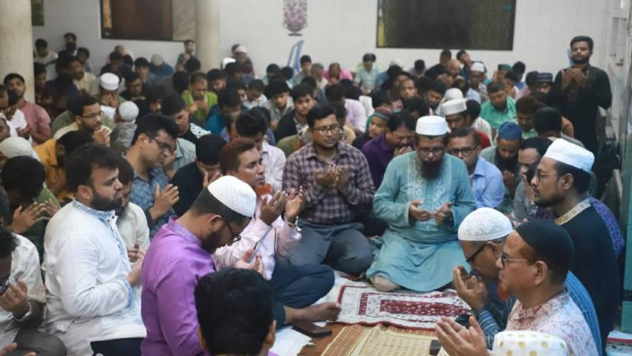 বিশ্ববিদ্যালয়ের কেন্দ্রীয় জামে মসজিদে বাদ জোহর দোয়া মাহফিল অনুষ্ঠিত হয়