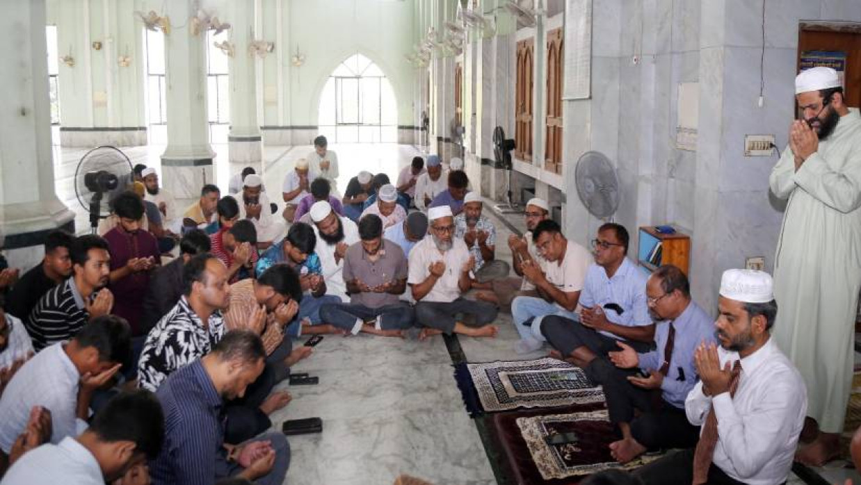 বিশ্ববিদ্যালয়ের কেন্দ্রীয় মসজিদে বাদ জোহর বিশেষ দোয়া অনুষ্ঠিত হয়