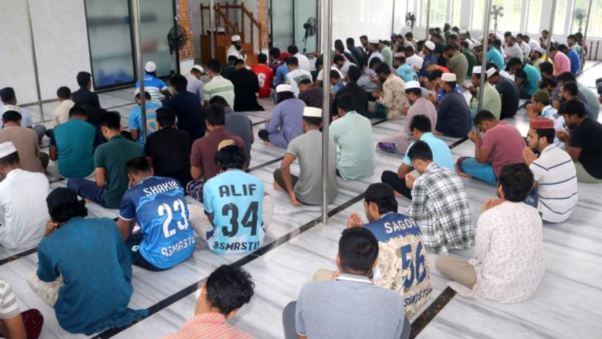 বিশ্ববিদ্যালয়ের কেন্দ্রীয় মসজিদে দোয়া মাহফিলের আয়োজন করা হয়