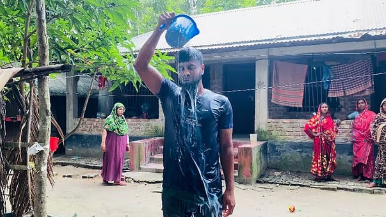 দুধ দিয়ে গোসল করছেন সাজ্জাদুল ইসলাম