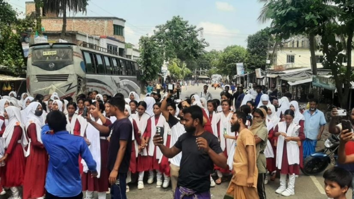 শিক্ষার্থীদের মহাসড়ক অবরোধ 