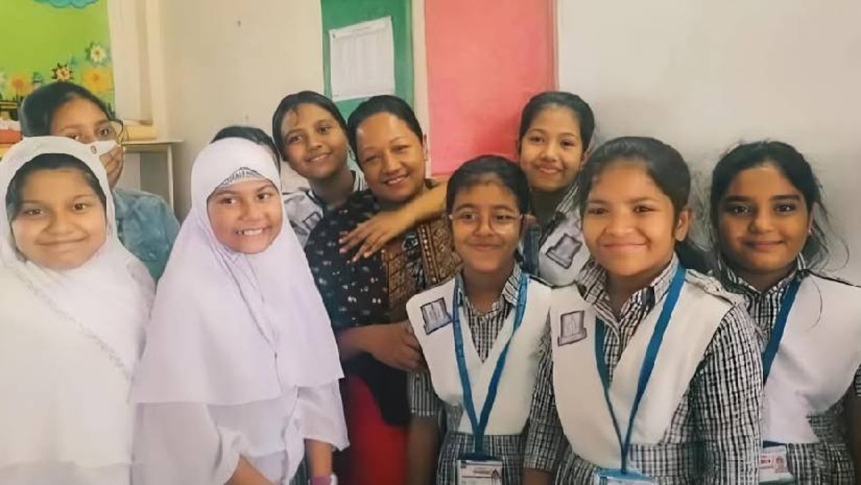 শিক্ষার্থীদের সাথে নিহত মাইলস্টোন শিক্ষিকা মাসুকা বেগম