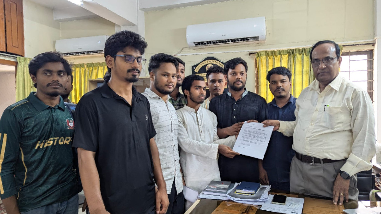 রেজিস্ট্রার বিজন কুমার ব্রহ্ম বরাবর শিক্ষার্থীরা এ আবেদন জমা দেন