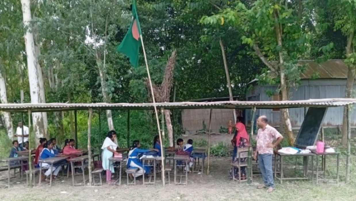 খোলা মাঠে টিনের ছাউনি দিয়ে চলছে পাঠদান