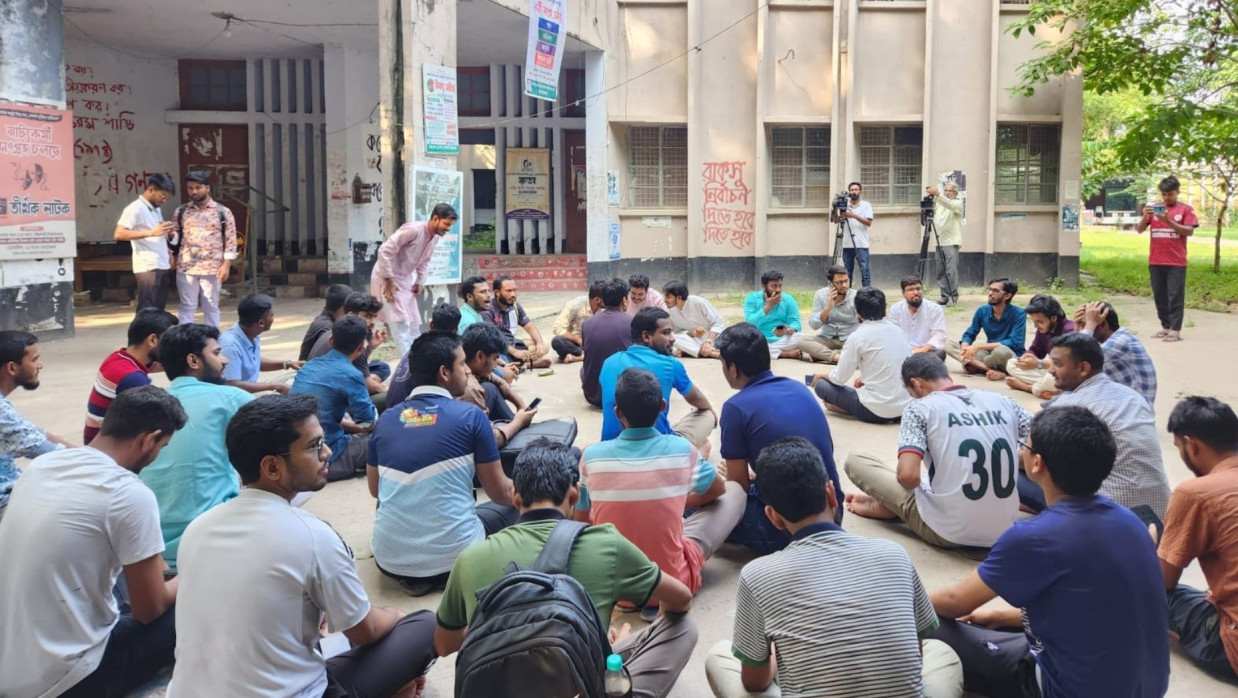 তফসিল ঘোষণার দাবিতে রাজশাহী বিশ্ববিদ্যালয় ছাত্রশিবিরের অবস্থান