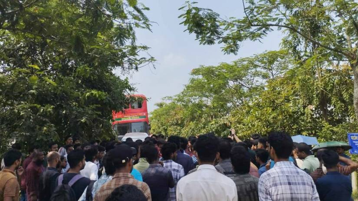 বাস আটকে বিক্ষোভ করেন শিক্ষার্থীরা