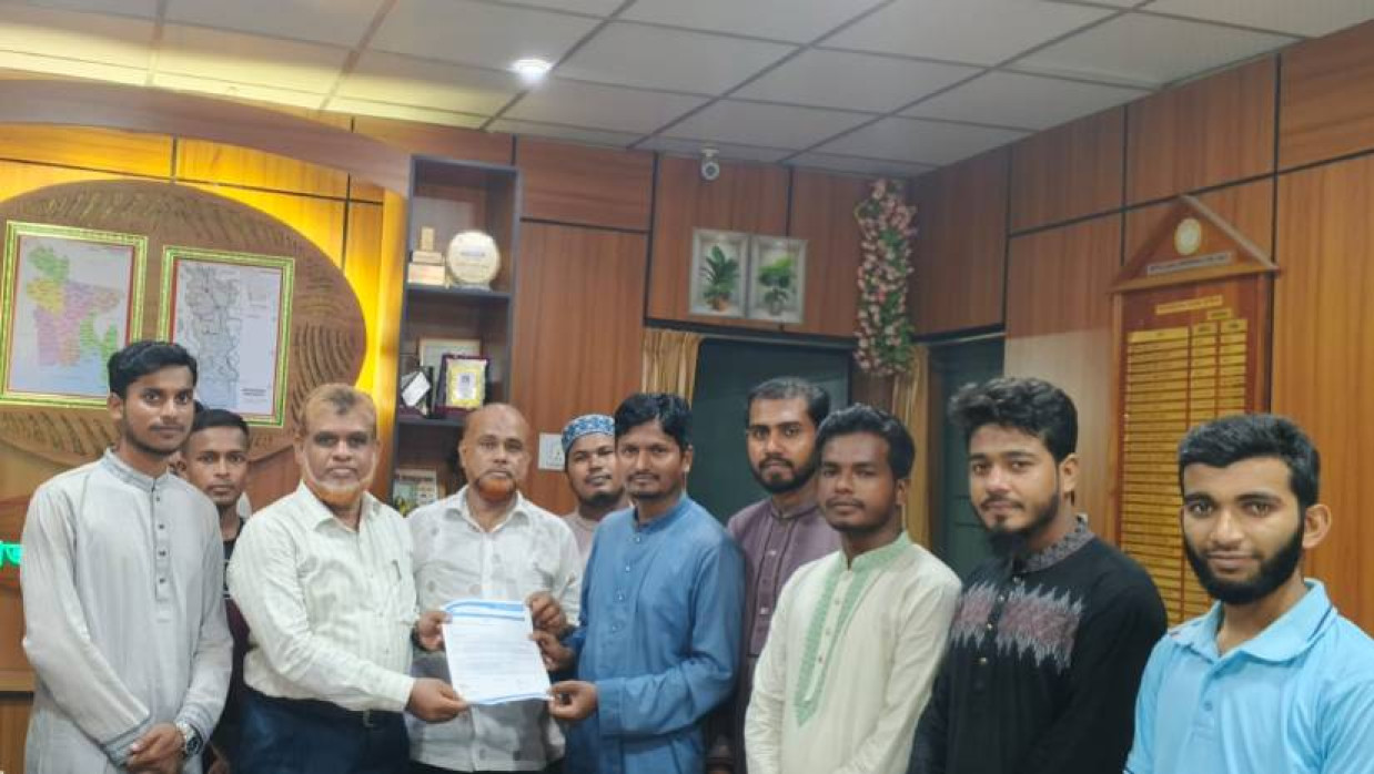 অধ্যক্ষকে স্মারকলিপি দিচ্ছেন ছাত্রশিবিরের নেতাকর্মীরা