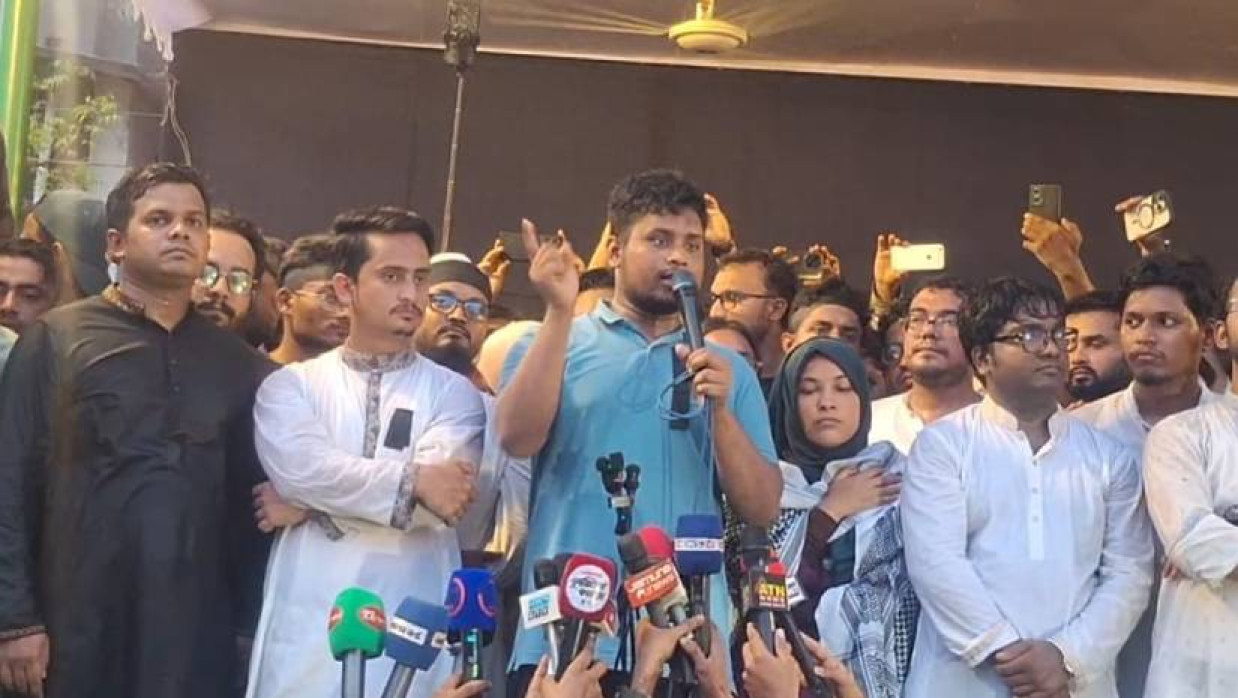 কুমিল্লা নগরীর কান্দিরপাড় টাউন হল মাঠে পথসভায় বক্তব্য দিচ্ছেন হাসনাত আবদুল্লাহ