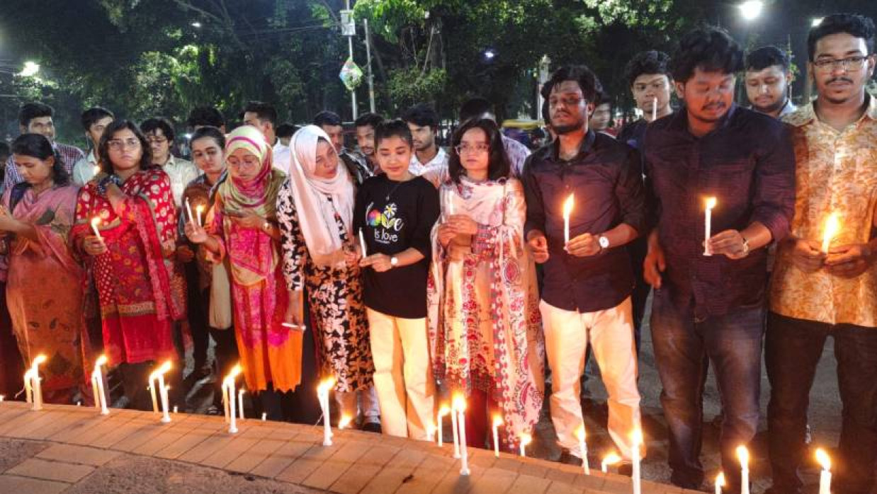 ঢাকা বিশ্ববিদ্যালয়ের রাজু ভাস্কর্যে মোমবাতি প্রজ্বালন করেন গণতান্ত্রিক ছাত্রসংসদের নেতাকর্মীরা