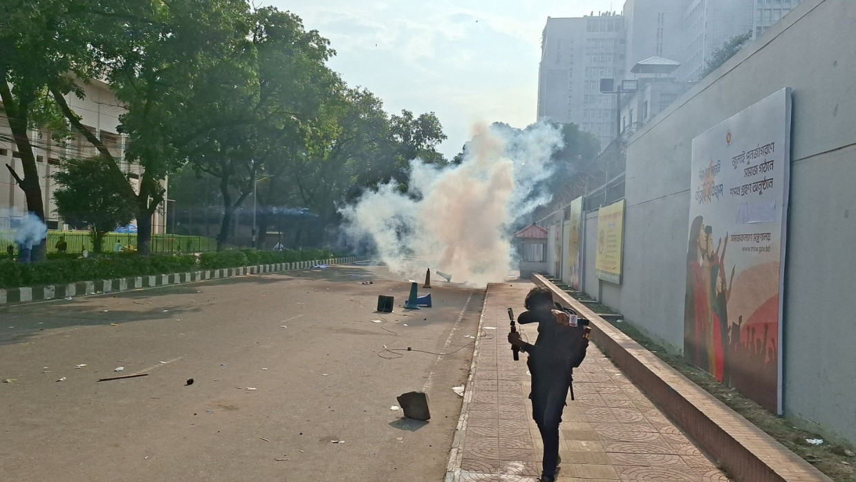 সচিবালয়ে বিক্ষোভকারীদের ছত্রভঙ্গ করতে টিয়ারশেল নিক্ষেপ পুলিশের 