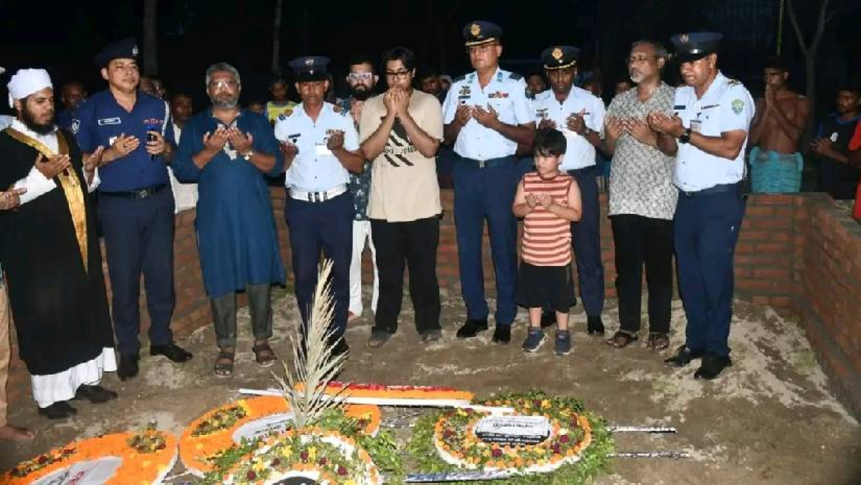 শিক্ষিকা মেহেরীন চৌধুরীর সমাধিতে বিমানবাহিনীর শ্রদ্ধা