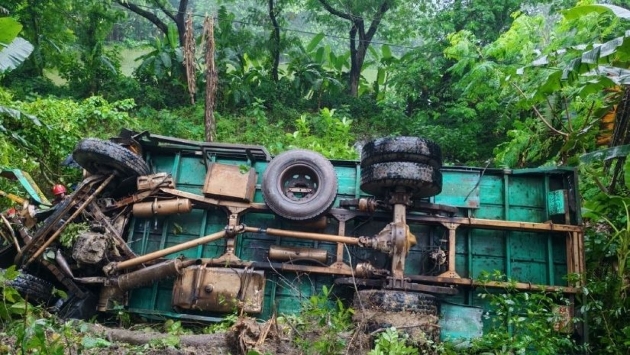 নিয়ন্ত্রণ হারিয়ে খাদে পড়ে থাকা ট্রাক