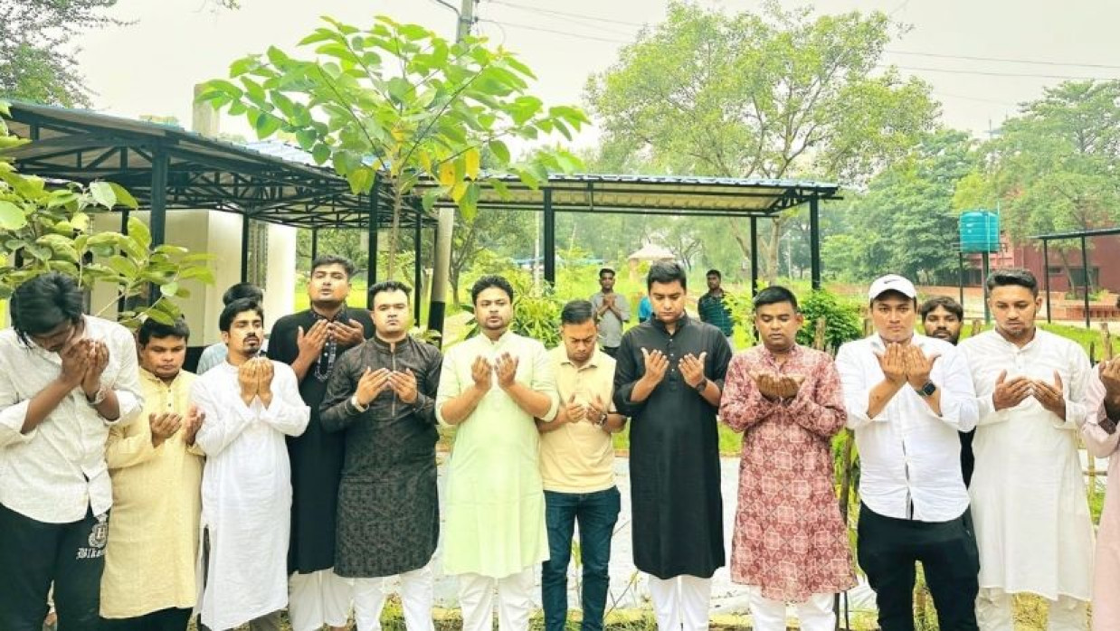 পাইলট তৌকিরের কবর জিয়ারতে ছাত্রদল