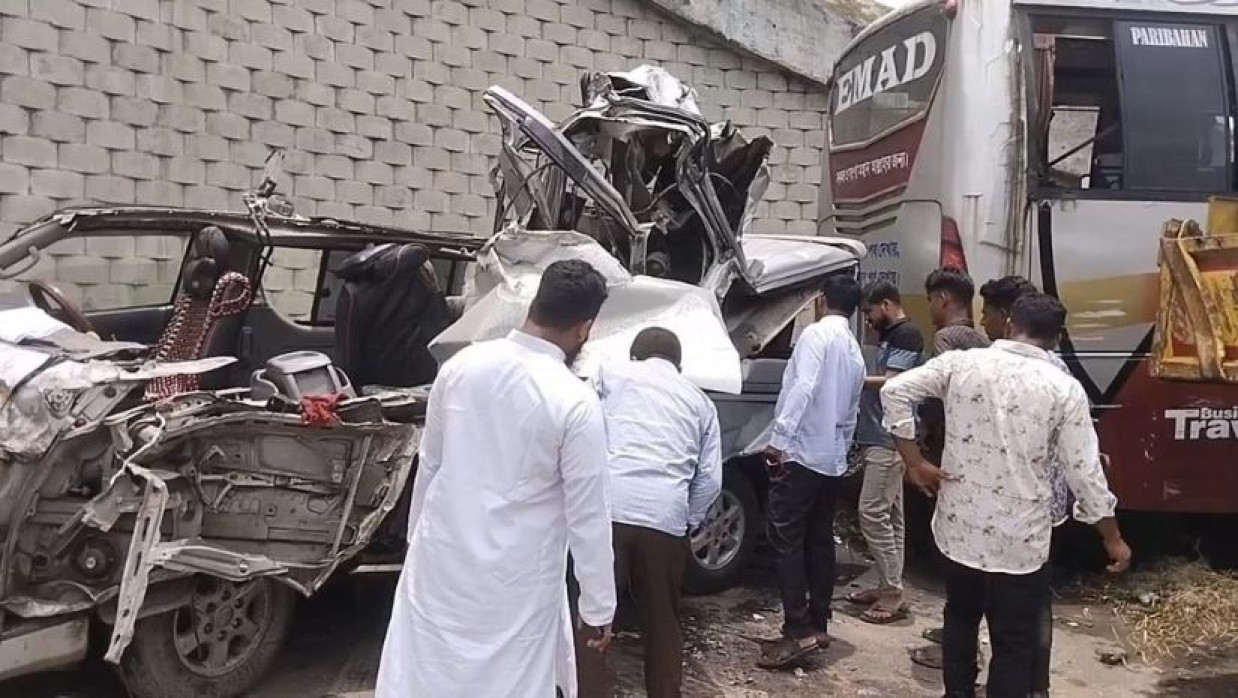 শিবচরে কাভার্ডভ্যান-বাস-মাইক্রোবাসের ত্রিমুখী সংঘর্ষ