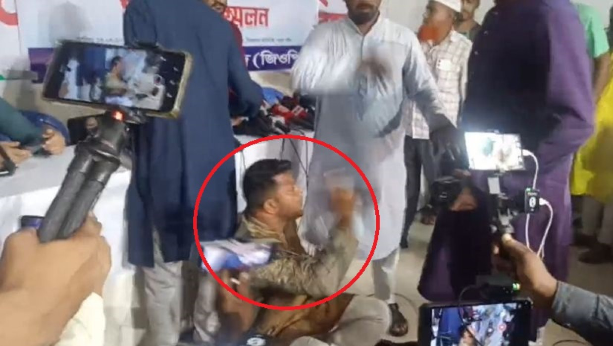 নমিনেশন না পেয়ে সম্মেলনস্থলে বসে পড়লেন এক নেতা