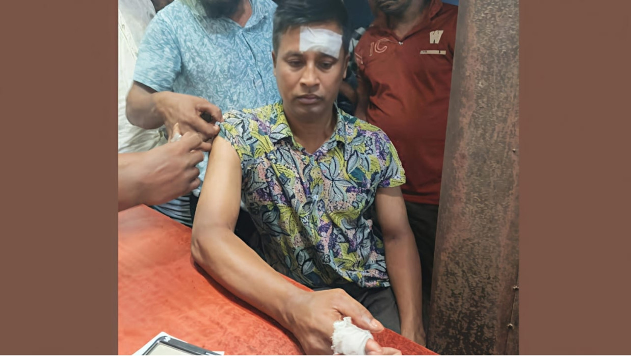 থানায় ঢুকে পুলিশ সদস্যকে ছুরিকাঘাত