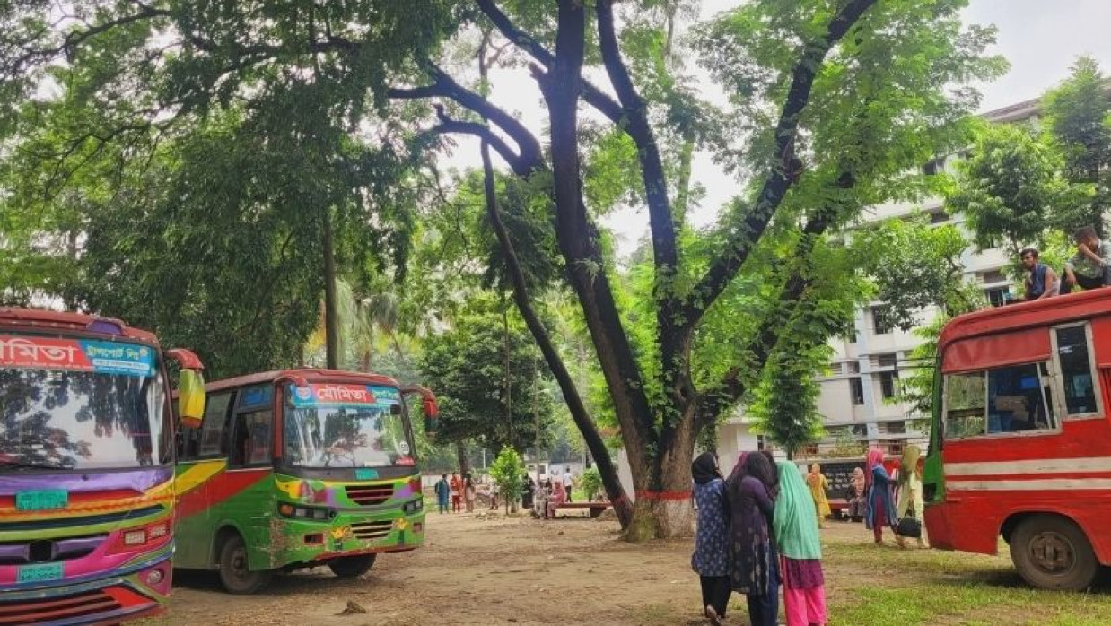 মৌমিতা পরিবহনের বাস আটক