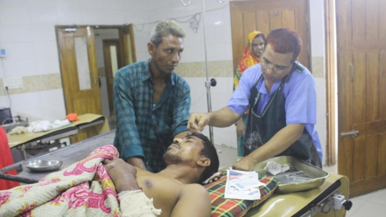 আহত নৈশপ্রহরী আজাহার আলী