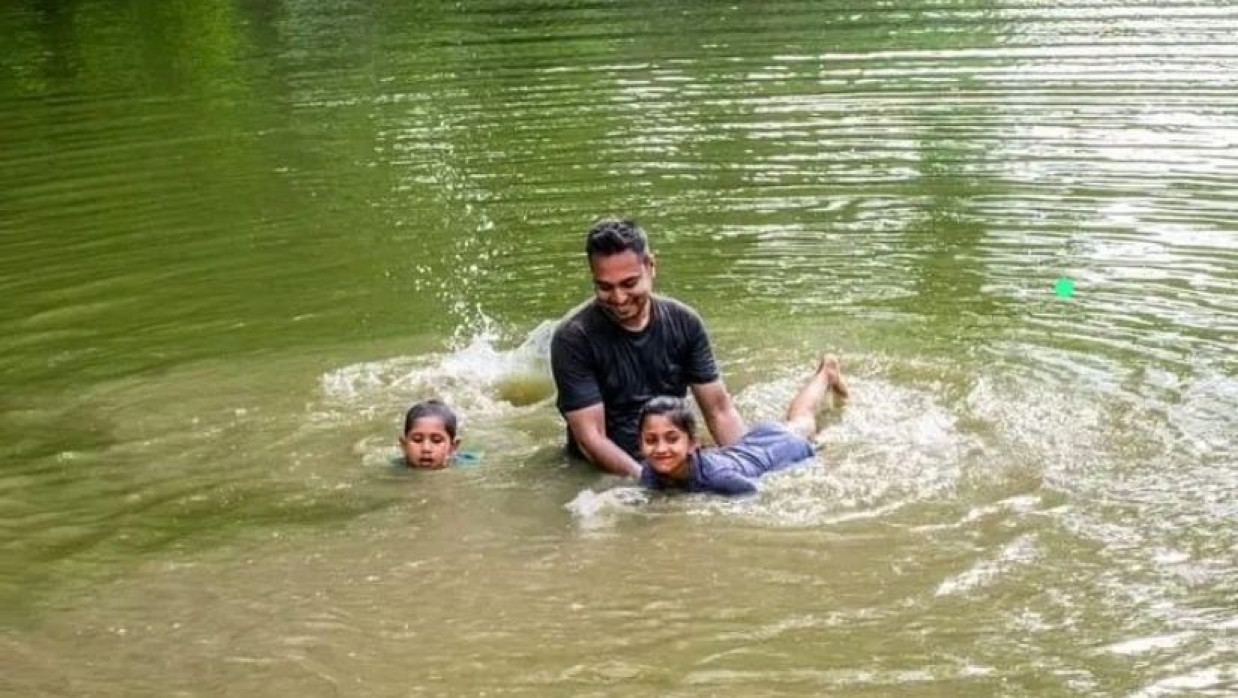 শিশুদের সাঁতার শেখানোর দৃশ্য