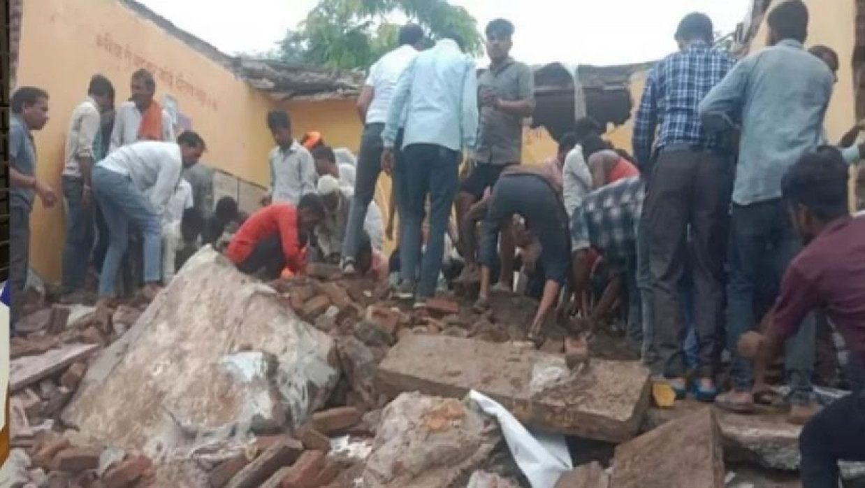 ভারতের রাজস্থানের একটি স্কুলের ভবনের ধসে পড়া ছাদ 