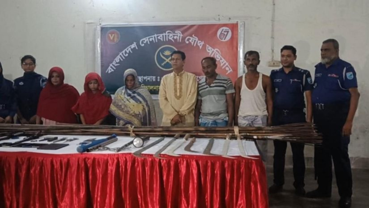  অস্ত্রসহ আটককৃতরা