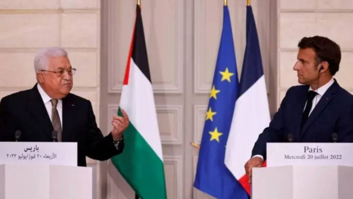 ফিলিস্তিনি প্রেসিডেন্ট মাহমুদ আব্বাস (বাঁয়ে) ও ফ্রান্সের প্রেসিডেন্ট এমানুয়েল ম্যাক্রঁ