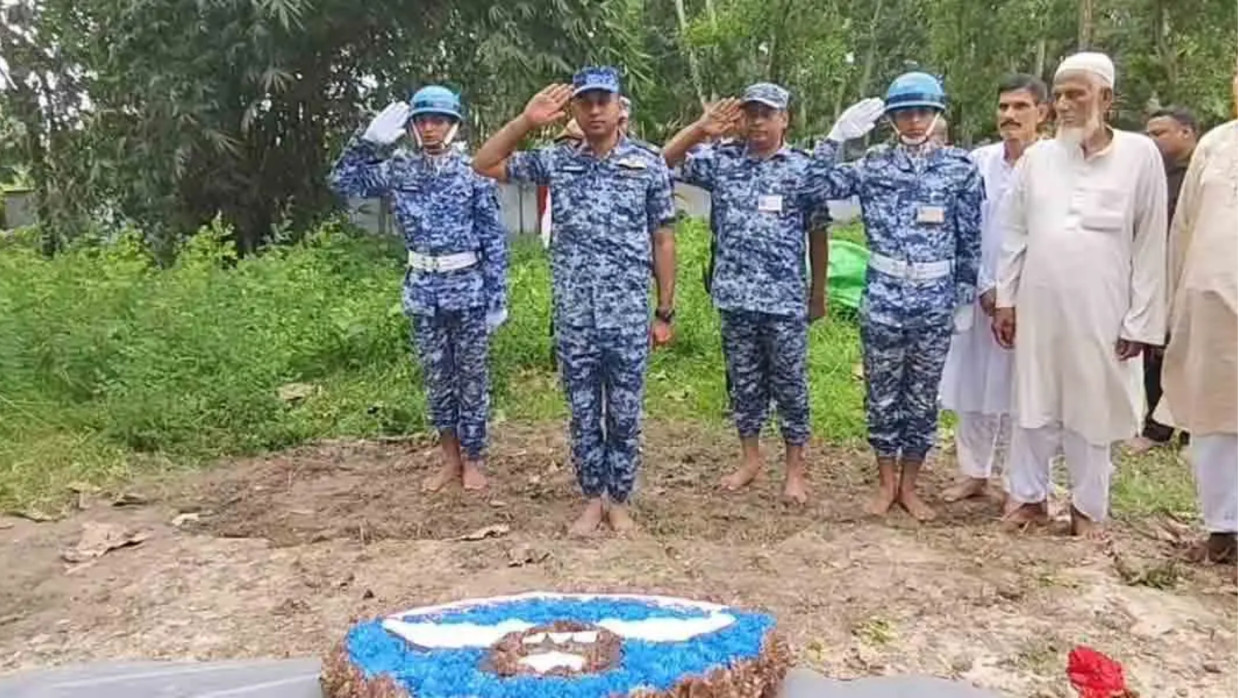 মাইলস্টোনে নিহত শিক্ষিকা মাসুকার কবরের সামনে