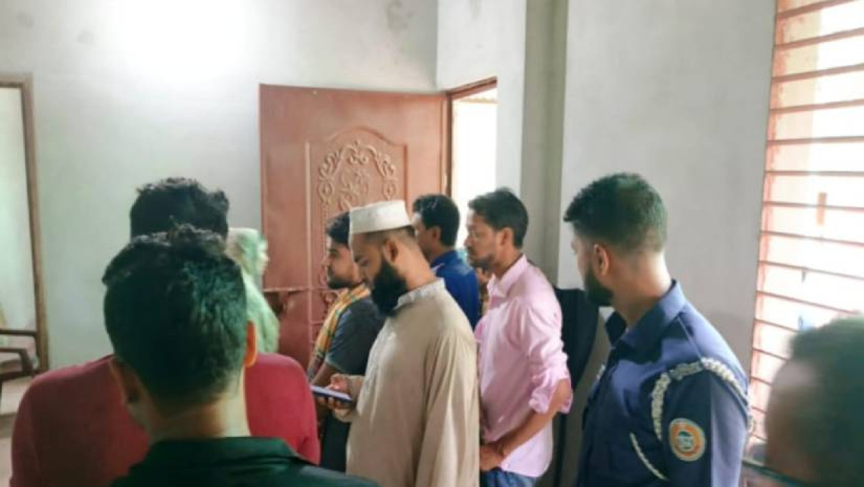 বৃদ্ধার বাড়িতে পুলিশ ও স্থানীয় লোকজন