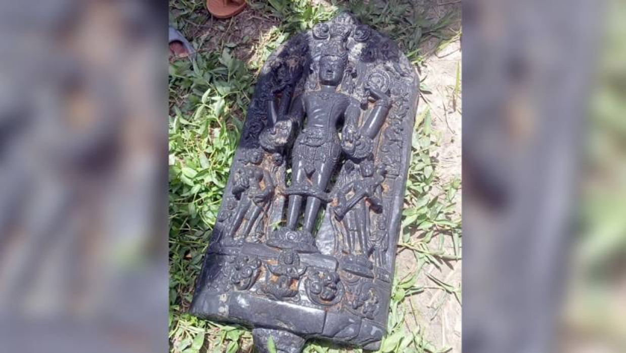 উদ্ধার করা কষ্টিপাথরের বিষ্ণুমূর্তি