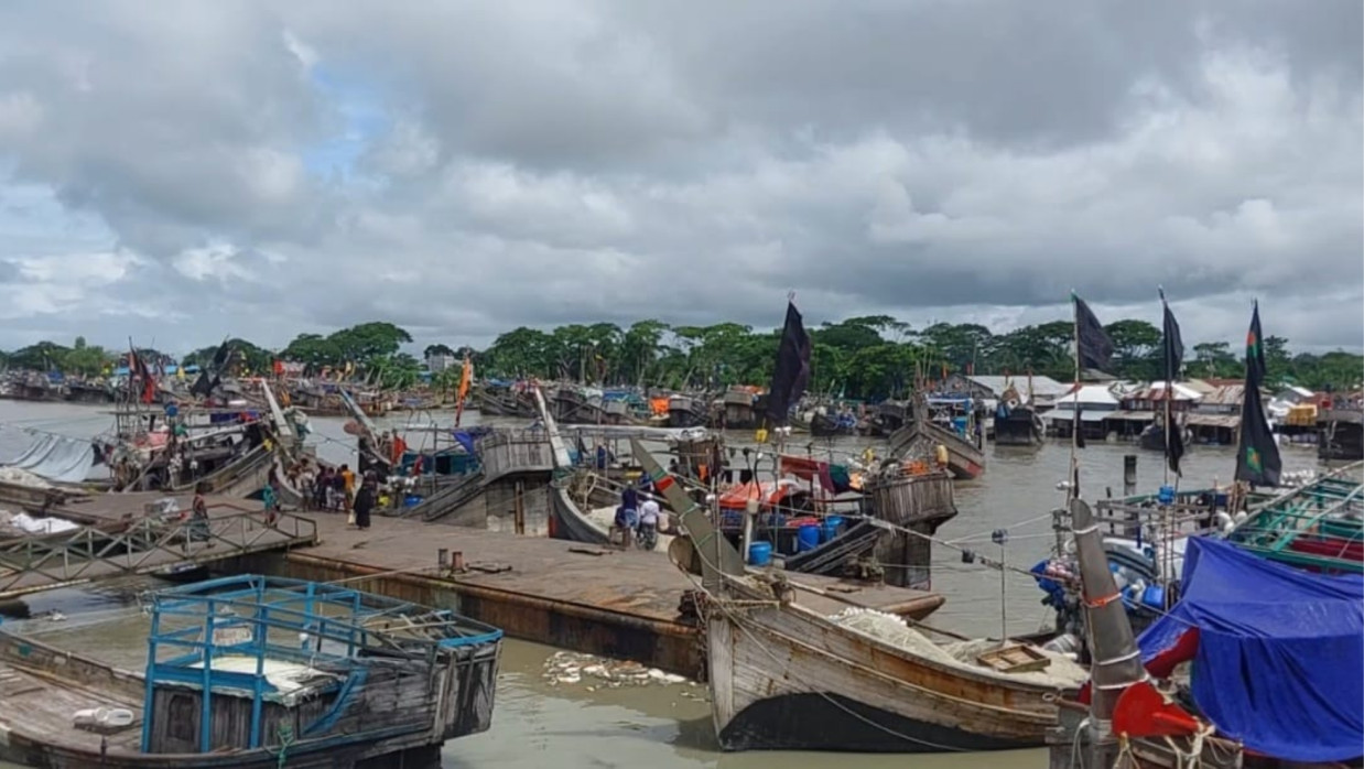 খাপড়াভাঙ্গা নদীর উপকূলীয় মৎস্যবন্দরে