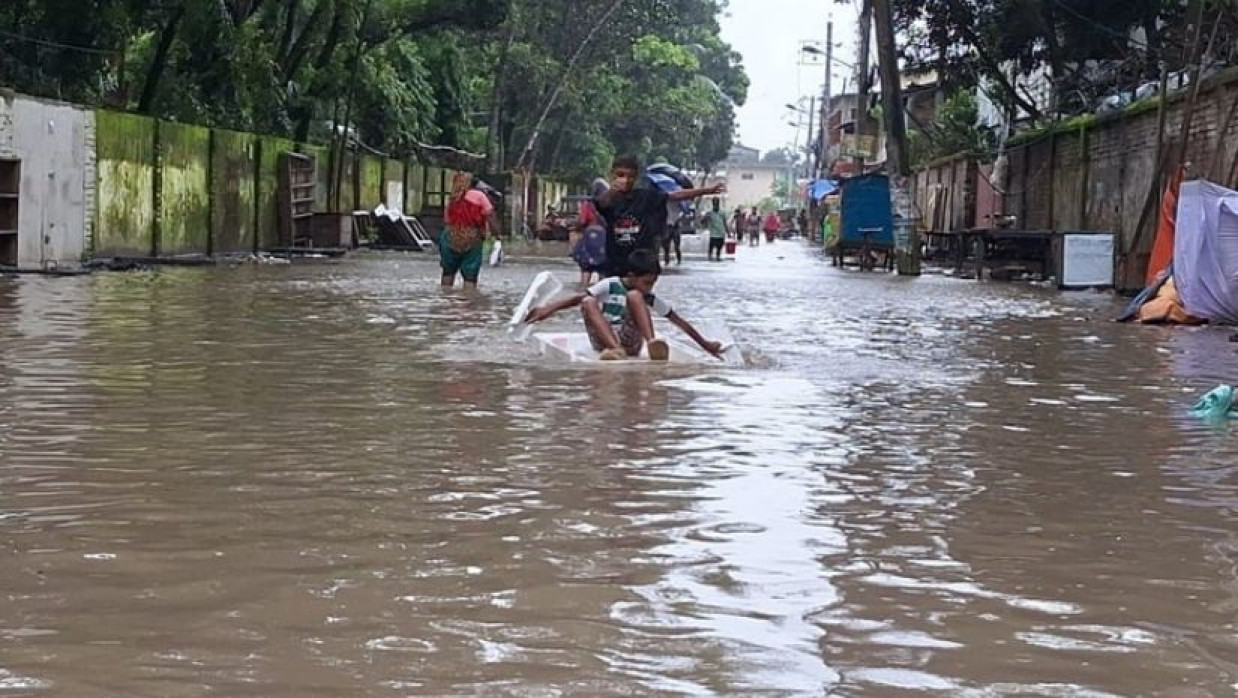 লোকালয়ে জলাবদ্ধতার সৃষ্টি হয়েছে