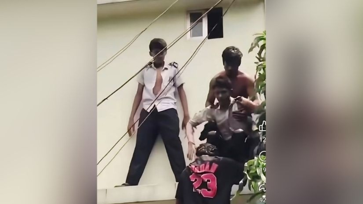 বন্ধুদের নিরাপদে সরিয়ে নিচ্ছে মাইলস্টোনের শিক্ষার্থী সূর্য