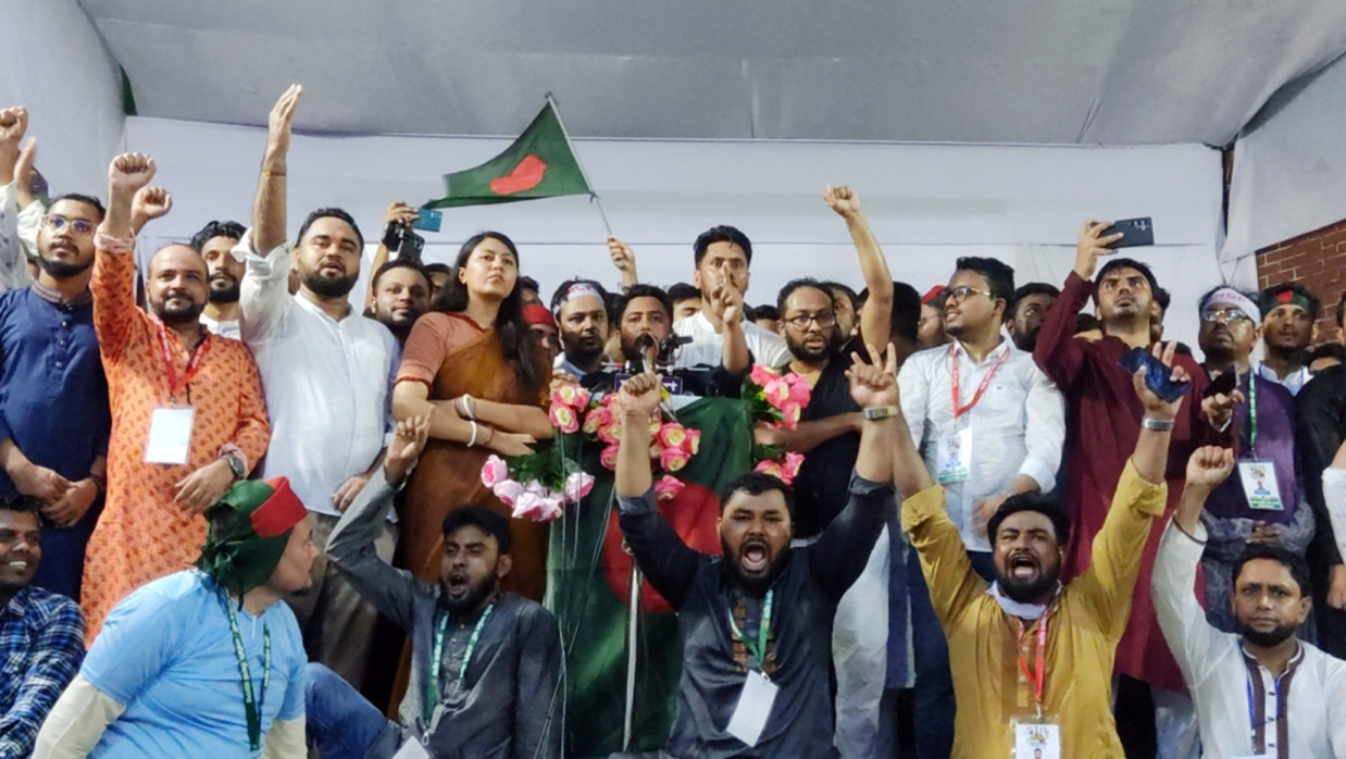 সমাবেশে নাহিদ ইসলামসহ কেন্দ্রীয় নেতারা