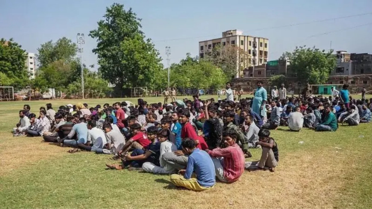 গুজরাটের আহমেদাবাদে অবৈধ বাংলাদেশি সন্দেহে আটকদের বর্ডারে পাঠানোর জন্য একটি মাঠে জড়ো করেছে পুলিশ