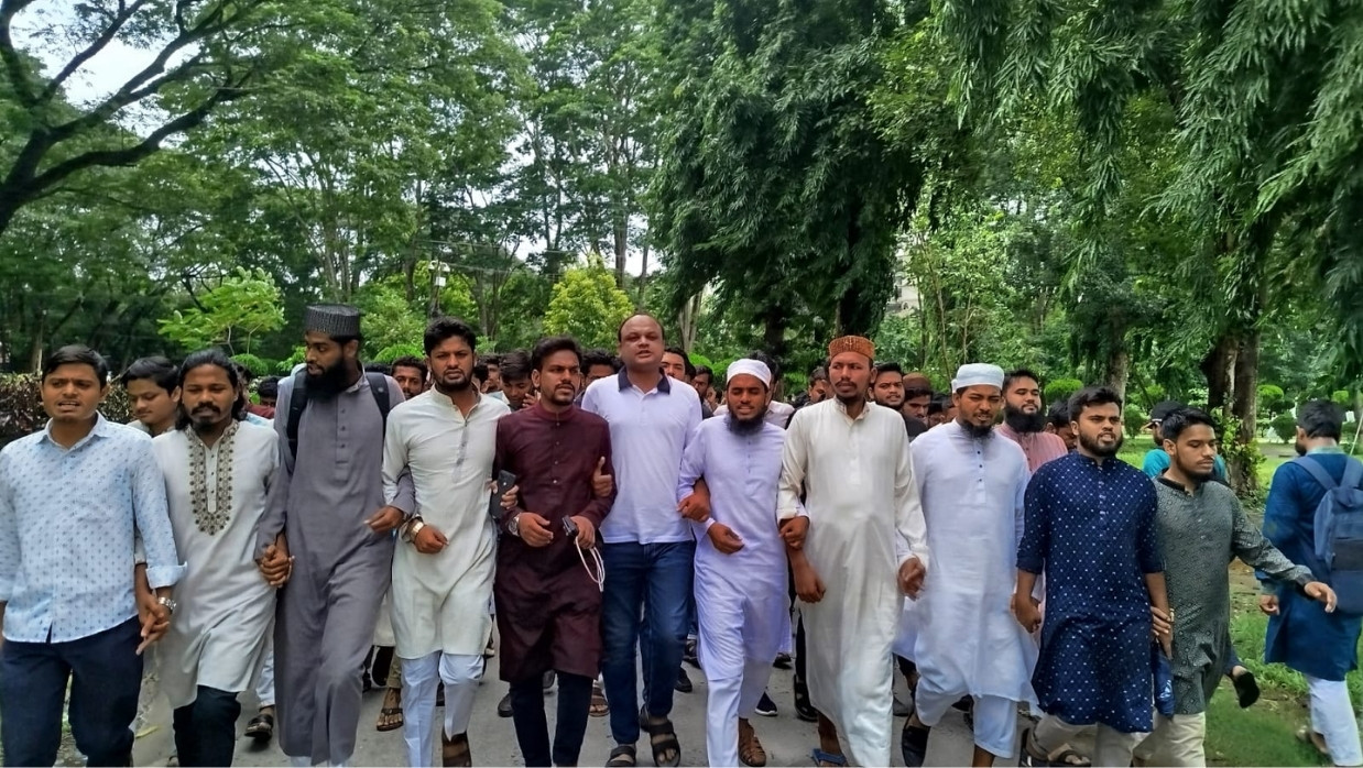 বিক্ষোভ মিছিলরত ইবি শিক্ষার্থীরা