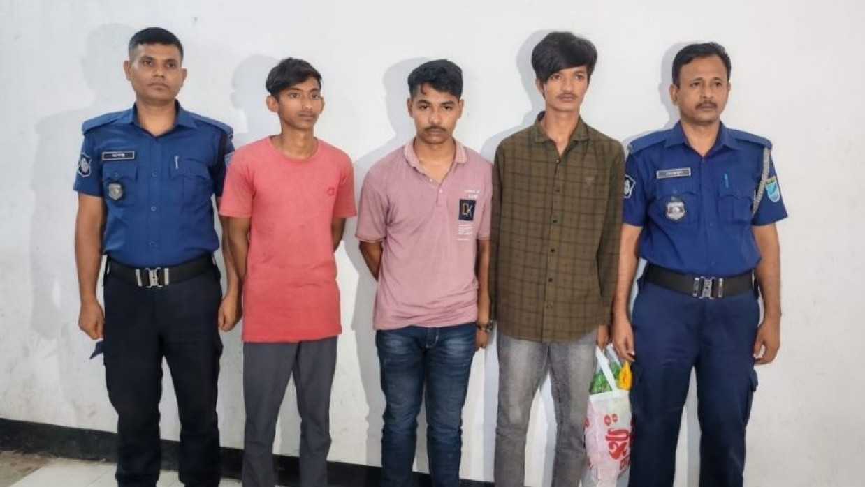 গ্রেপ্তারকৃত সমীর দাস, অভি রহমান ও শুভ ইসলাম