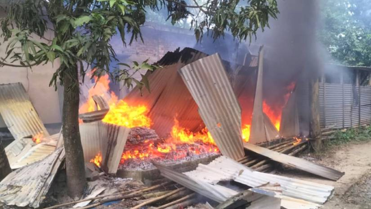 সংঘর্ষে আহত একজন চিকিৎসাধীন অবস্থায় মারা যাওয়ার খবর গ্রামে পৌঁছালে প্রতিপক্ষের বাড়িতে আগুন দেন নিহতের স্বজনরা