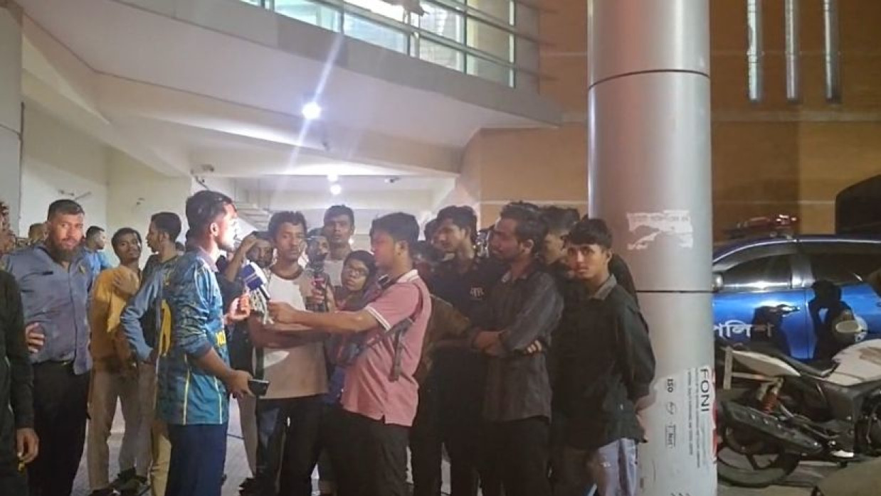 গুলশান থানায় বৈষম্যবিরোধী নেতারা