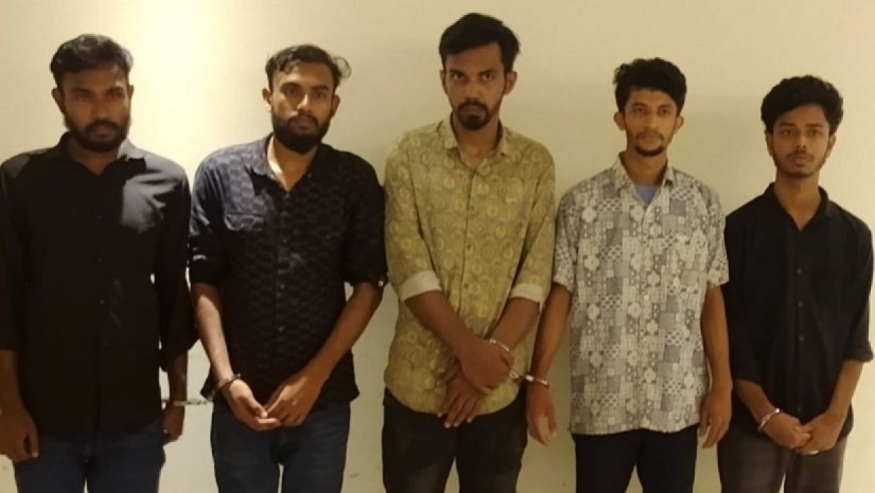 চাঁদাবাজির অভিযোগে আটক ৫ জন