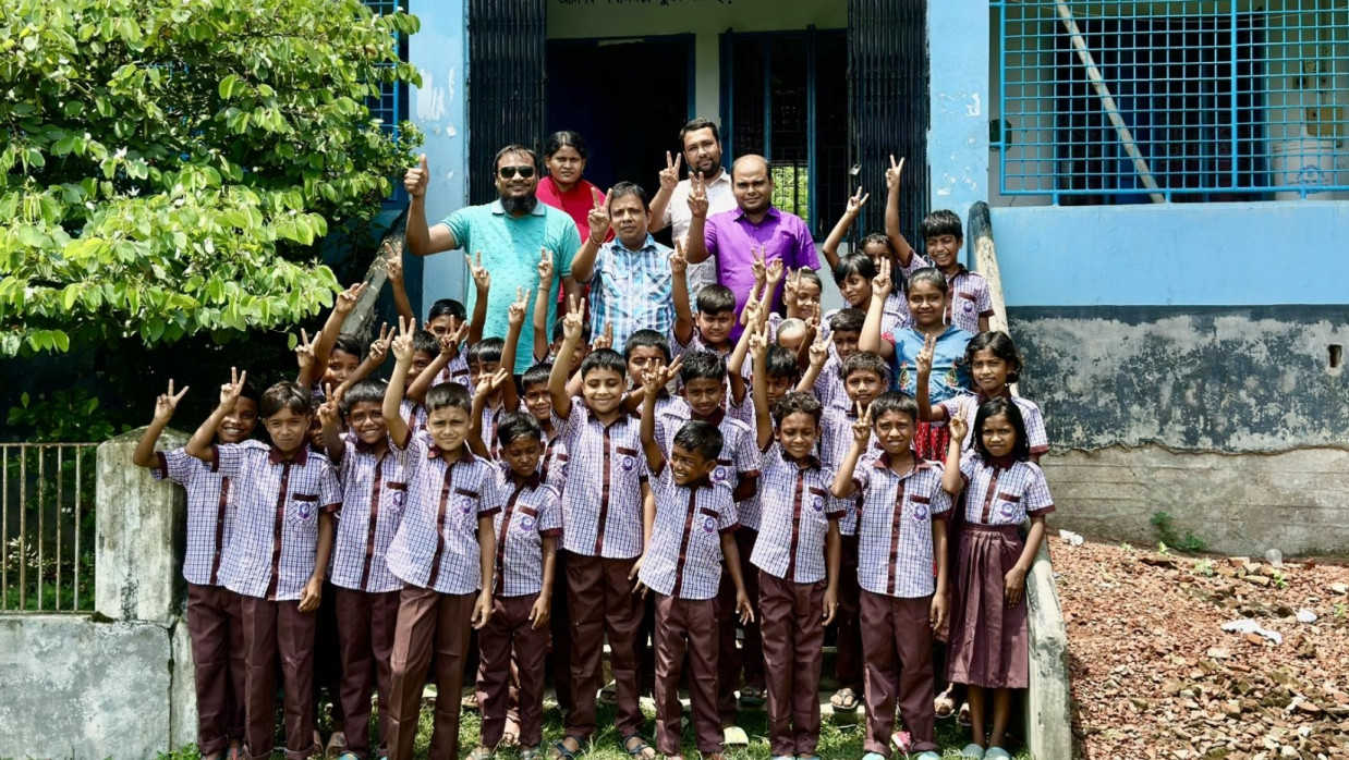 দূর্গাপুর সরকারি প্রাথমিক বিদ্যালয়ের শিক্ষক-শিক্ষার্থীরা