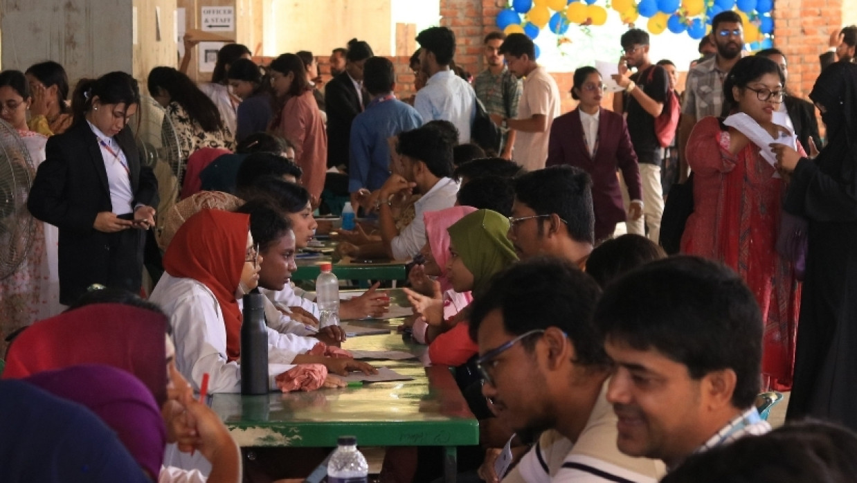 স্বাস্থ্য পরীক্ষা ও রক্তদান কর্মসূচি