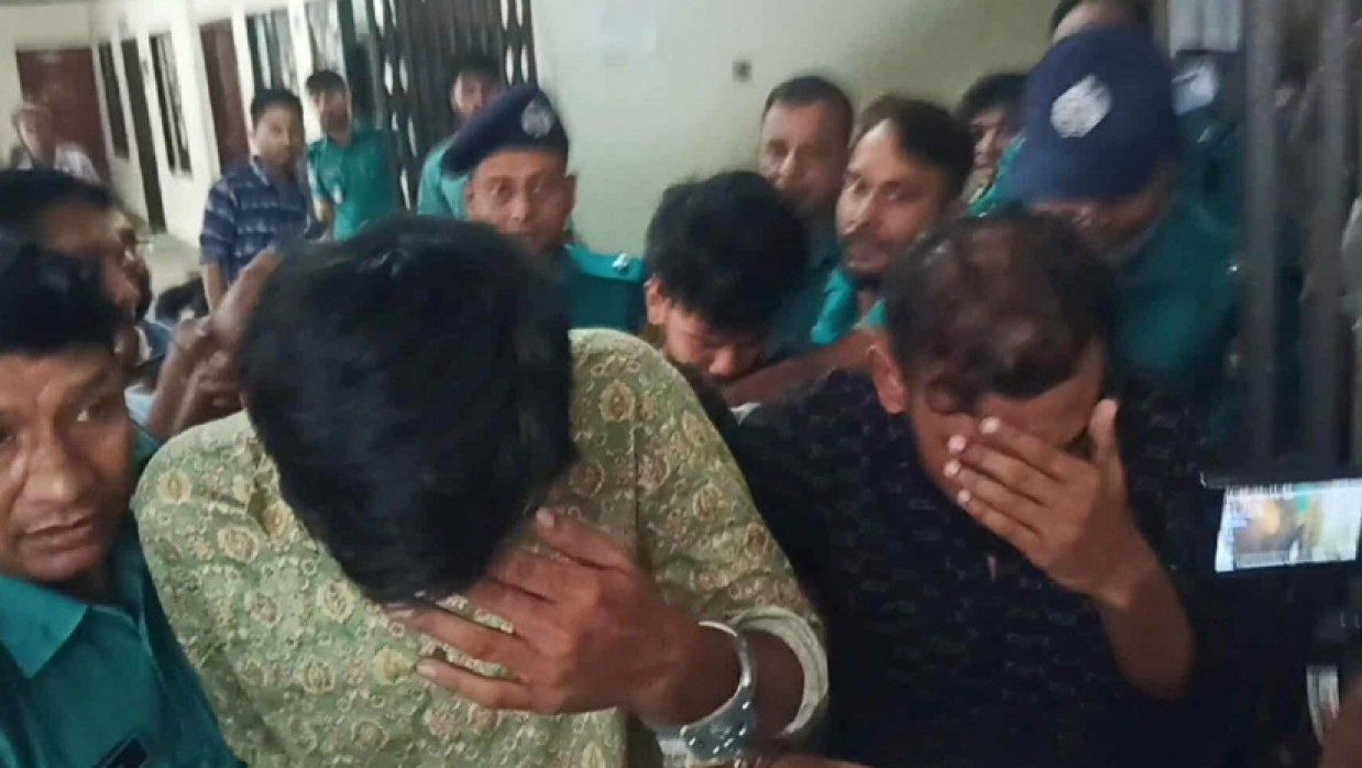 মুখ লুকাচ্ছেন নেতারা