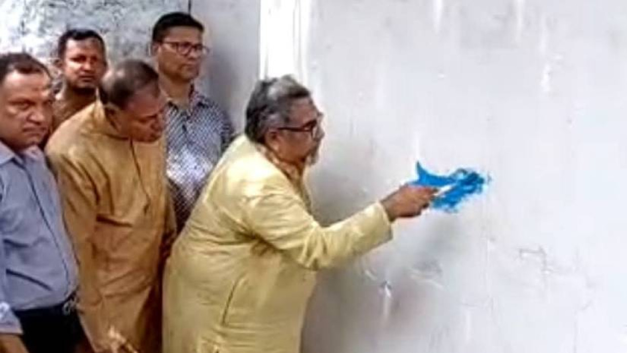 দেয়ালে গ্রাফিটি অঙ্কনে অংশ নেন এমরান সালেহ প্রিন্স