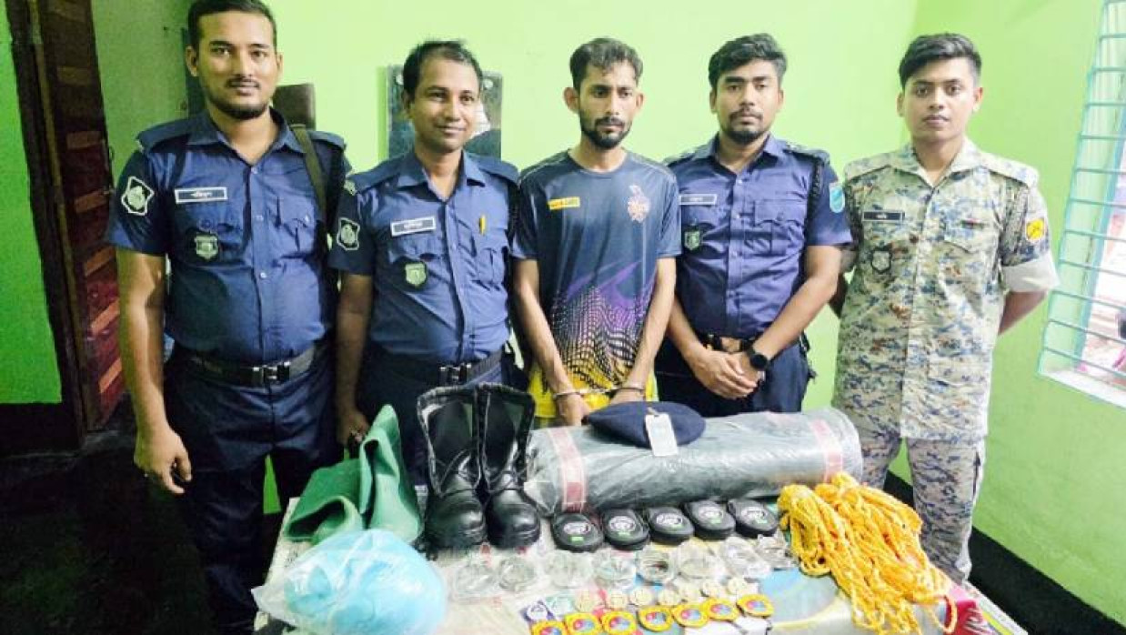 হাতকড়া, ব্যাজ, মনোগ্রামসহ সরকারি সরঞ্জামসহ গ্রেপ্তার কারারক্ষী