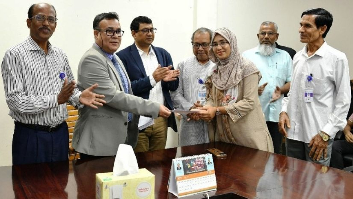 বৃত্তির অর্থের চেক হস্তান্তর অনুষ্ঠান