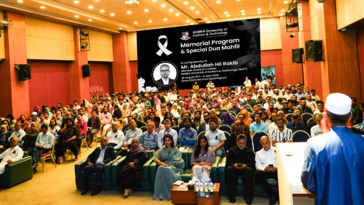 আলোকচিত্র ও একটি তথ্যচিত্র প্রদর্শনীর মাধ্যমে আবদুল্লাহ হিল রাকিবের জীবনের গুরুত্বপূর্ণ মুহূর্তগুলো তুলে ধরা হয়