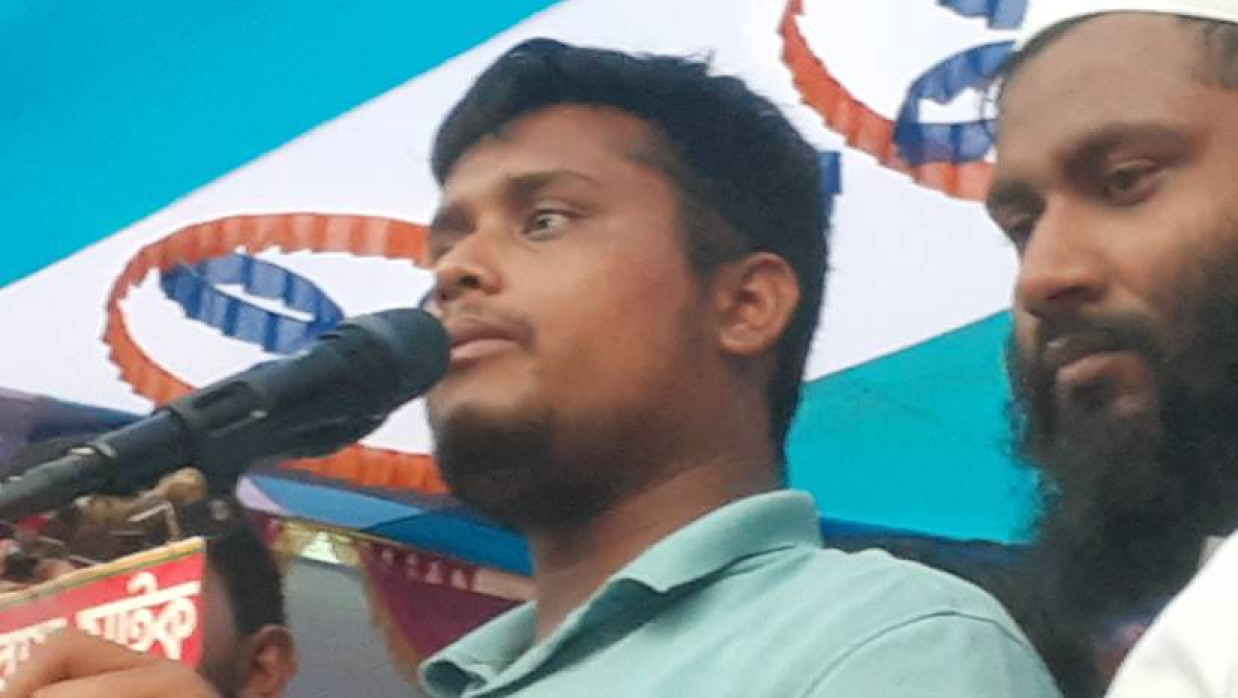 শেরপুর শহরের থানার মোড়ে পথসভায় বক্তব্য দিচ্ছেন হাসনাত আবদুল্লাহ