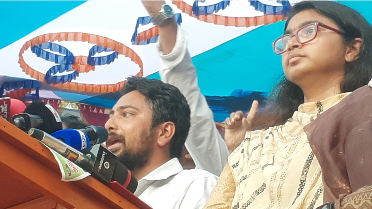 পথসভায় বক্তব্য দিচ্ছেন নাহিদ ইসলাম